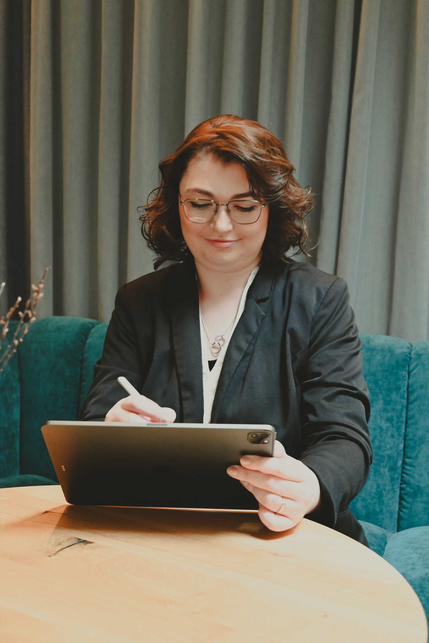 Christina Monuth arbeitet am Tablet