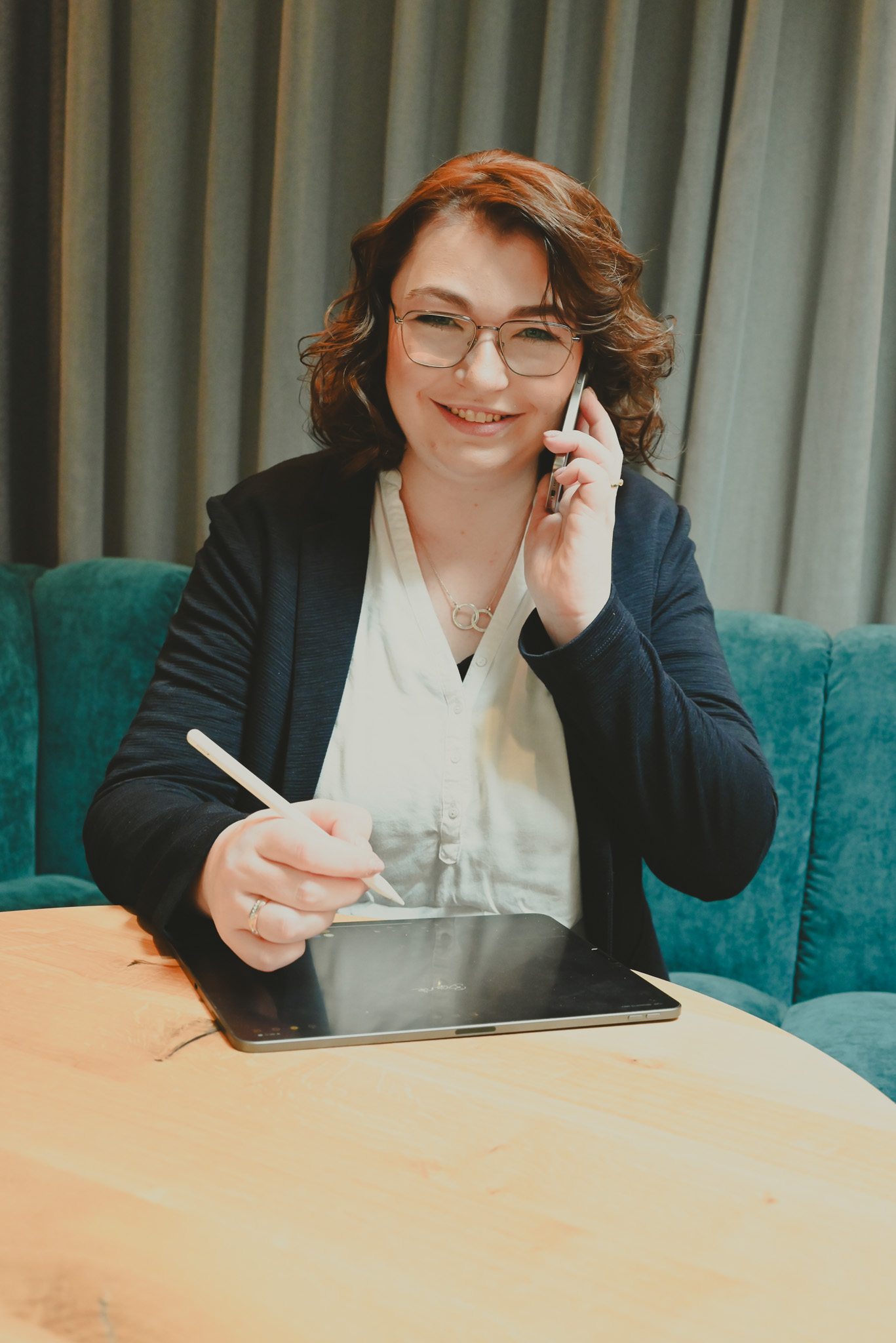 Christina Monuth telefoniert mit einem Kunden